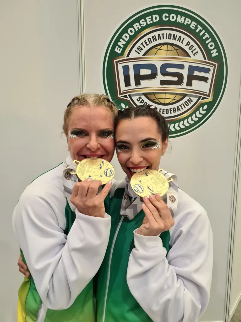 Serena Pires e Karina Balbo Motta, atletas brasileiras de pole sport