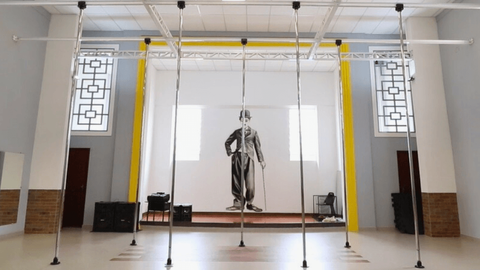 foto de uma academia de pole dance